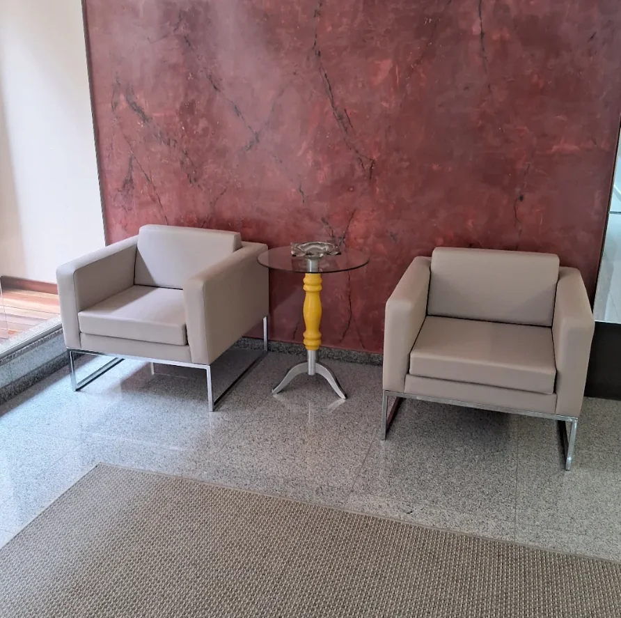 Duas poltronas claras com base metálica