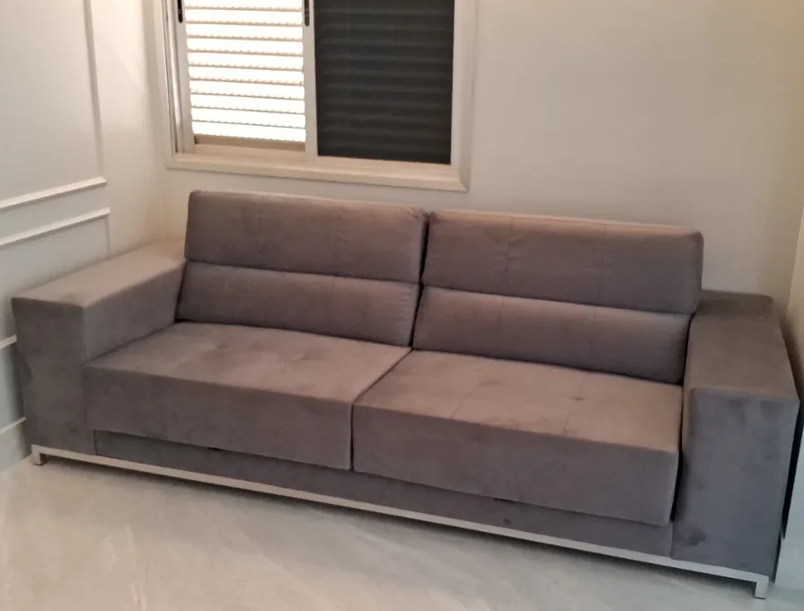 Sofá cinza de dois lugares com base metálica